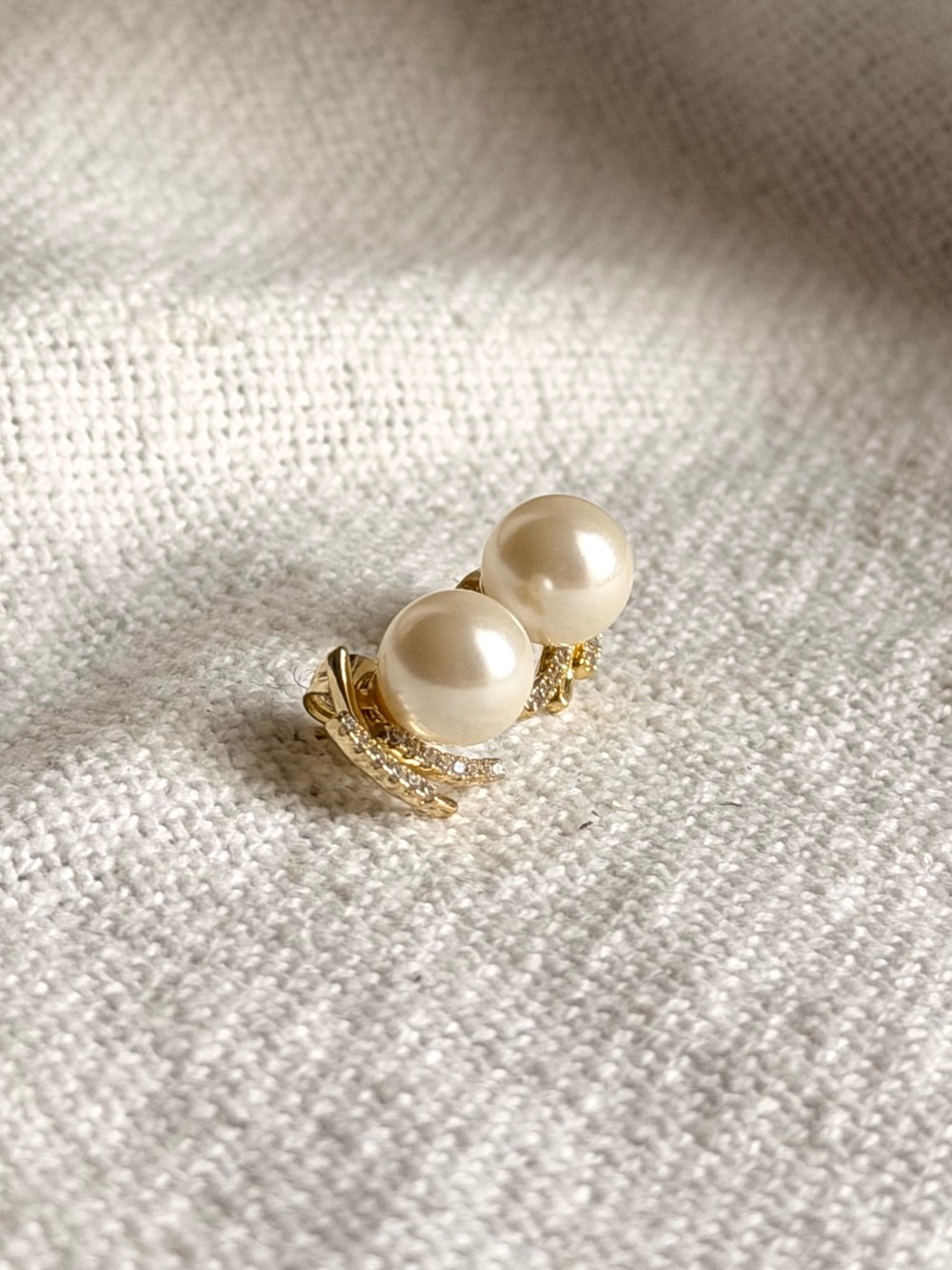 NEW! Pearl and Crystal Stud Earrings in Cream and Gold - Picture 5 of 7